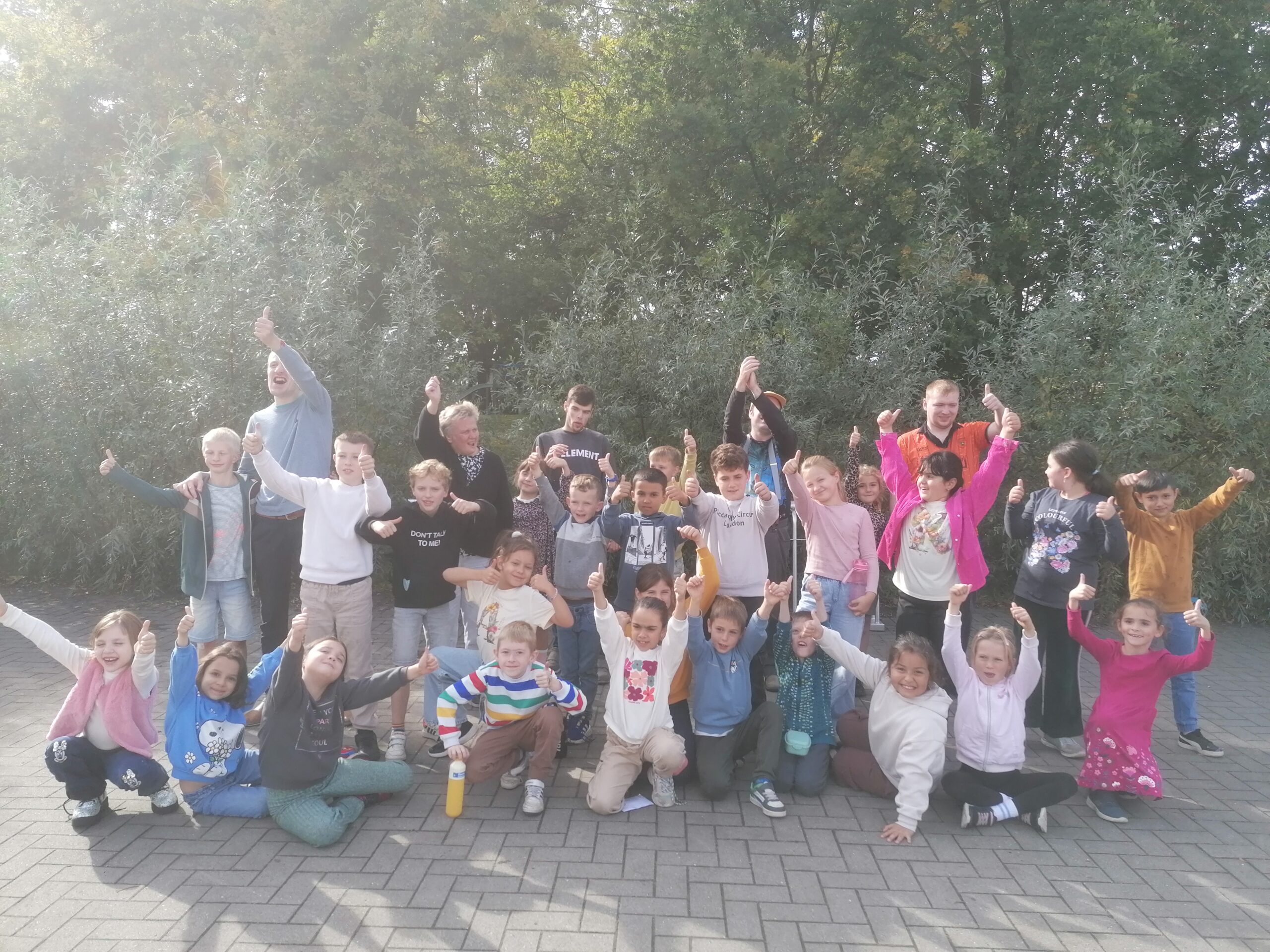 Groepsmoment met de gasten uit 'De Bron'. - GBS Het Kompas